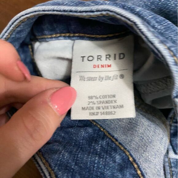 Torrid BOYFRIEND JEAN - VINTAGE STRETCH MEDIUM WASH - Picture 10 of 10